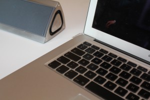 Vi tester her Lemus X07 højttaleren sammen med en Macbook